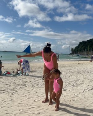 Iza Calzado Instagram - Just a couple of months ago I was twinning at the beach with my little girl. 💖👯‍♀️ and soon we’ll be heading to our next destination! ⛰️

Ps. Thank you Lolly @fridaywintle for Deia’s super cute @hunzag swimsuit and to @araw.theline for having the same colour in your store at the perfect time! ✨