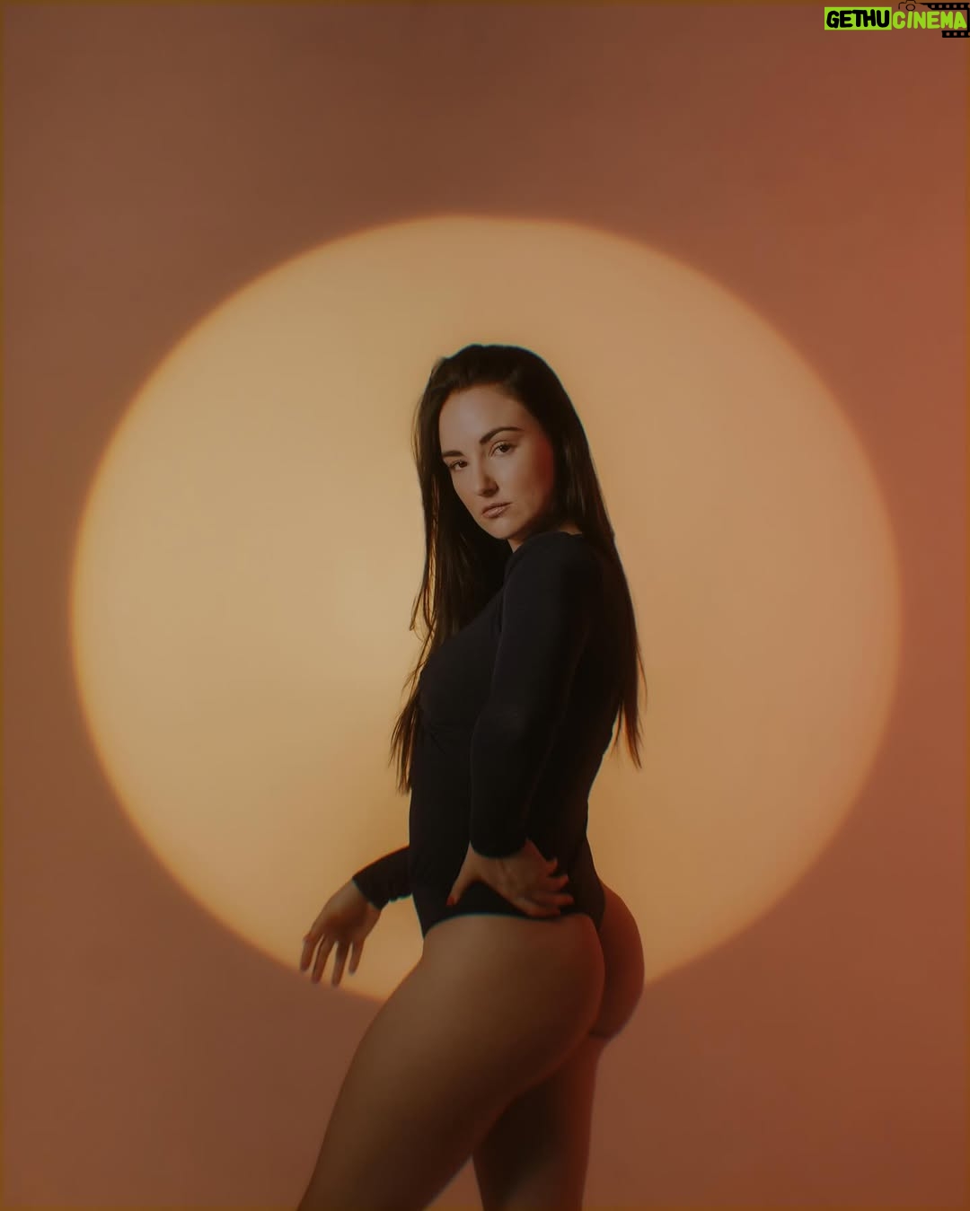 Jade Fraser - 20.4K Likes - “Sólo hay una persona que puede decidir lo que voy a hacer, y soy yo mismo”.
Ciudadano Kane (1941).
Participación especial de @jadefrasermx 📸
.
.
.
#sony #canon #retrato #filmportrait #nikon