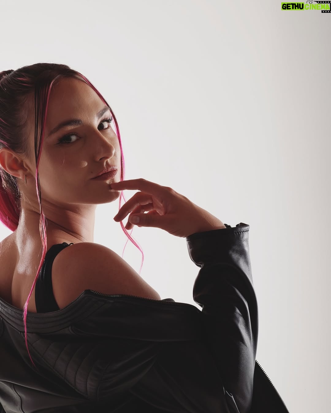 Jade Fraser - 3.3K Likes - Sonríele a quien llora
Ignora a quien te critica
Y se feliz con quien te importa! 

💞✨💞