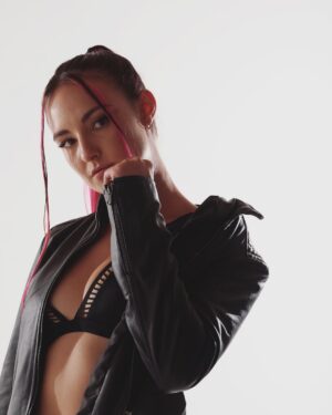 Jade Fraser Instagram - Sonríele a quien llora
Ignora a quien te critica
Y se feliz con quien te importa! 

💞✨💞