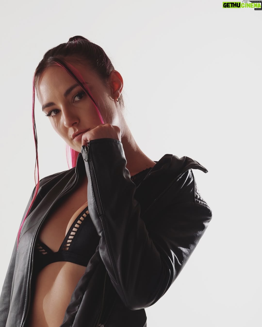 Jade Fraser - 3.3K Likes - Sonríele a quien llora
Ignora a quien te critica
Y se feliz con quien te importa! 

💞✨💞