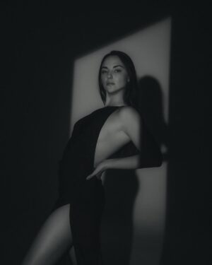 Jade Fraser Instagram - No es la apariencia, es la esencia.
No es el dinero, es la educación.
No es la ropa, es la clase. 🩶

📸: el grandioso @dniel_cole