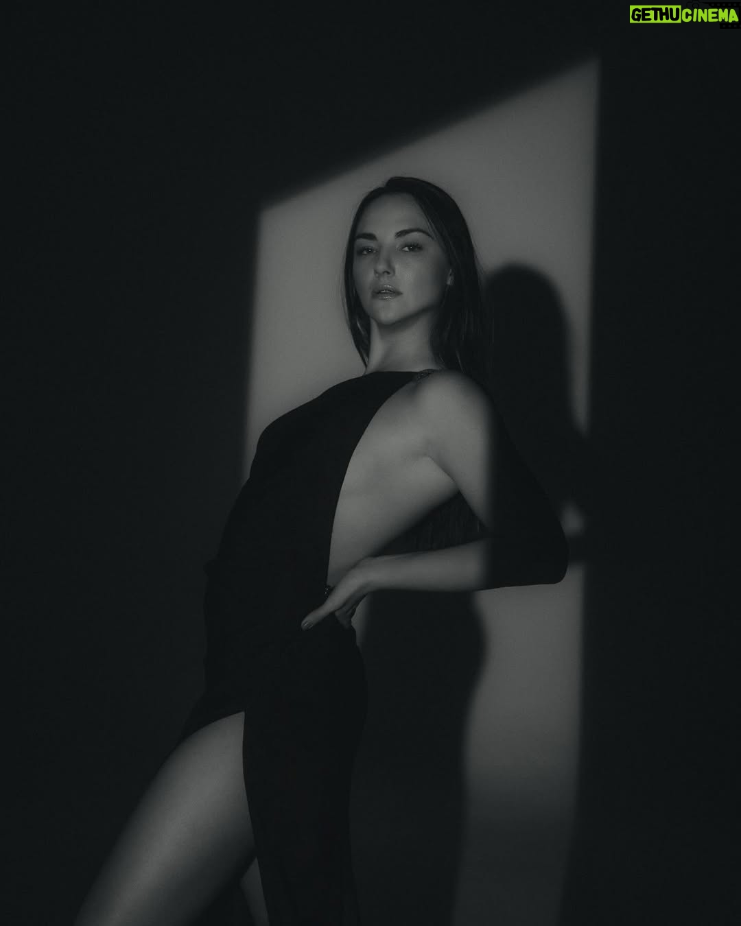 Jade Fraser - 3.8K Likes - No es la apariencia, es la esencia.
No es el dinero, es la educación.
No es la ropa, es la clase. 🩶

📸: el grandioso @dniel_cole