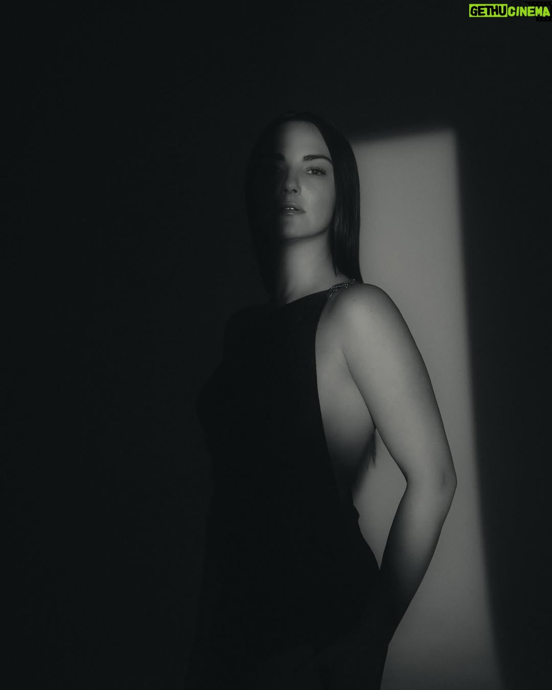 Jade Fraser - 5.1K Likes - Luce e ombra 🌓
📸 : @dniel_cole