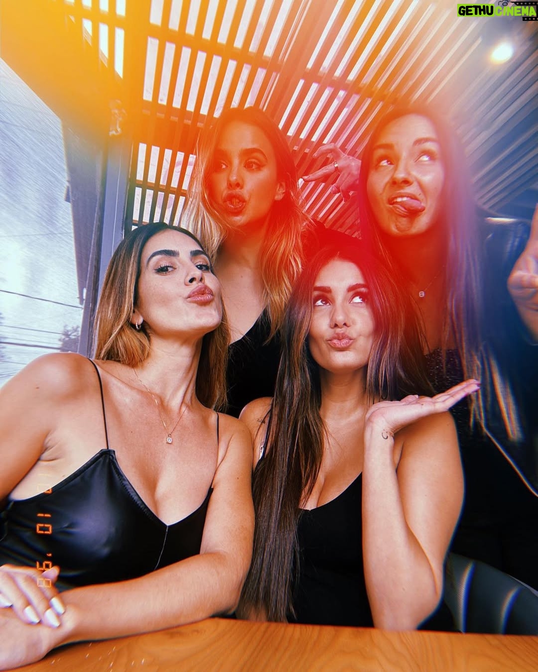 Jade Fraser - 13.6K Likes - Este cuarteto de chicas el día de hoy hicieron pruebas para el mismo papel y esa prueba fue la razón de esta convivencia 😁 como bien dijo @barbaraislas SORORIDAD entre mujeres ante cualquier situación (hasta un casting) y la neta es que estuvo bien chingon convivir con grandes actrices, compañeras y próximas amigas. 😜 tenía muchas ganas de conocerte @galamontes y convivir contigo @jackiesauzaoficial (gracias por ayudarme a repasar el texto) Gracias chicas fue una linda tarde! 💕🥰🤩
#mujereschingonas #actrices #womanpower