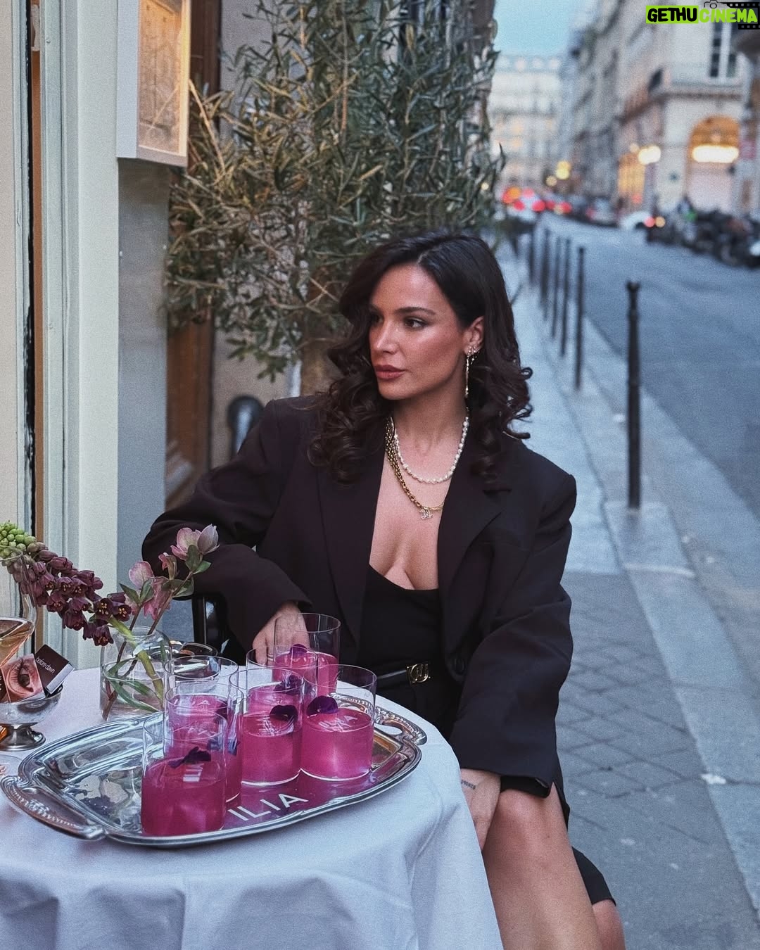 Jade Leboeuf - 13.1K Likes - Parfois, il faut choisir de sourire à la vie, même au cœur des tempêtes.
Hier soir, j’ai eu la chance d’être invitée à un dîner magique aux côtés de la jolie marque de clean makeup @iliabeauty que j’aime tant et dont je vous parle souvent.
L’occasion de découvrir leurs nouveautés et de rencontrer les femmes inspirantes qui se cachent derrière ce beau succès. Un moment hors du temps, rempli de douceur et de belles énergies 💕