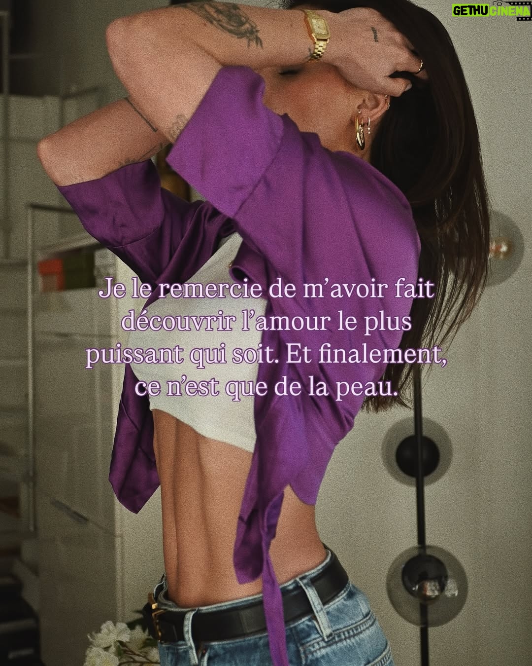 Jade Leboeuf - 25.1K Likes - J’ai pris 23 kilos pour Elon. Les banana bread du confinement ont bien aidé, mais surtout… j’ai donné la vie. Je ne me suis pas pressée. Il m’a fallu environ un an pour perdre ces kilos, retrouver de l’énergie, me découvrir dans ce nouveau rôle et doucement retendre ce corps. Cinq ans plus tard, je continue. C’est devenu ma thérapie. Cette peau, qui parfois me complexe, ne redeviendra jamais comme avant. Mais elle est là pour me rappeler ce que mon corps a accompli. Le plus beau cadeau qu’il m’ait fait.
