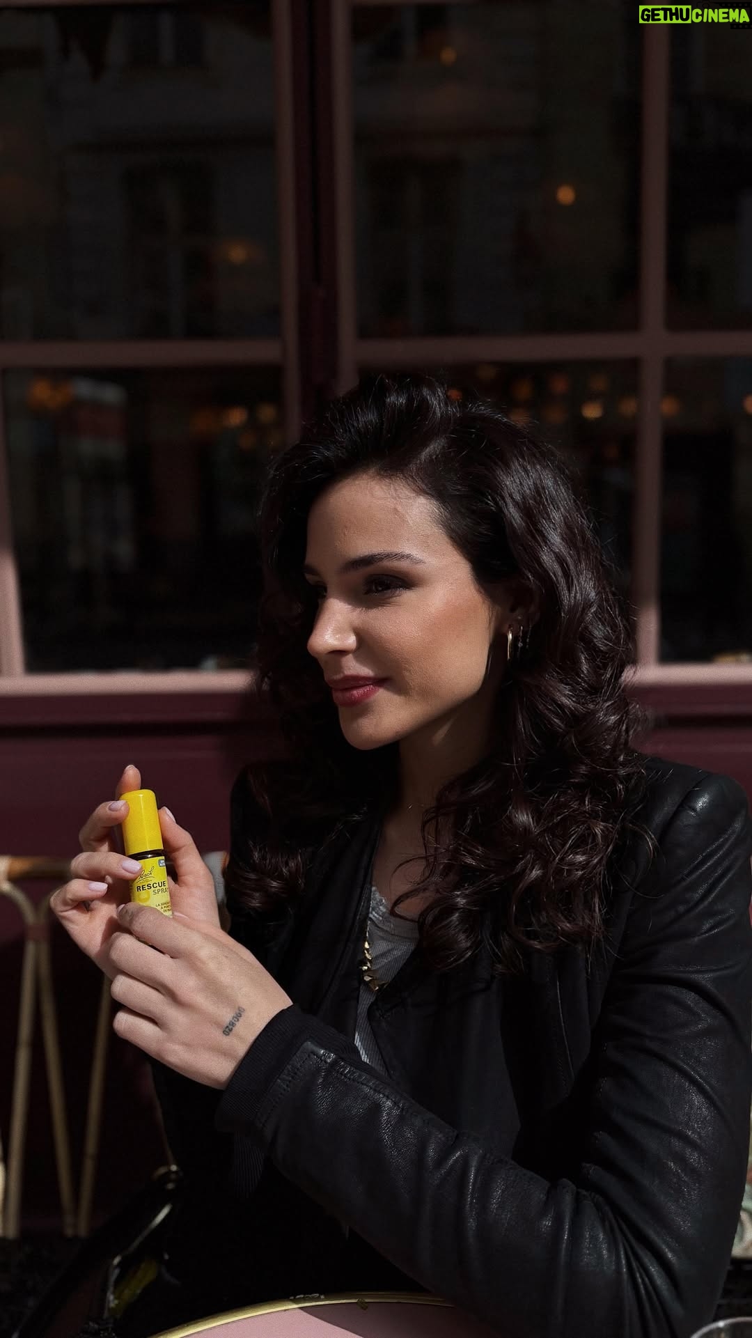 Jade Leboeuf - 5.9K Likes - Il y a des jours où tout semble s’accumuler… entre le stress, les imprévus et les émotions à fleur de peau. J’ai découvert RESCUE®️ il y a une dizaine d’années et c’est devenu mon allié au quotidien. 🌸 Ce complément alimentaire au mélange de 5 Fleurs de Bach m’aide à garder mon calme, même dans les moments les plus intenses. Que ce soit pour un petit coup de stress ou une grosse crise d’angoisses, RESCUE®️ est là pour apaiser.
#MonRituelBienÊtre #Stress #Sérénité #FleursDeBach @rescue_fleursdebach