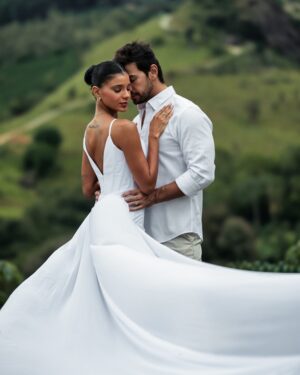 Jakelyne Oliveira Instagram - Contando os dias para o nosso “SIM”! Que Deus continue nos abençoando hoje, amanhã e para sempre 👰🏽‍♀️ ♥️🤵🏻

Vestidos: @sorimodafesta 
Fotos: @mayckonsantosoficial 
Joais: @theofficialpandora

#MalynevaiCasar #CasamentoMalyne