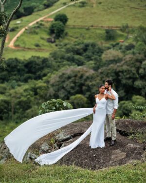 Jakelyne Oliveira Instagram - Contando os dias para o nosso “SIM”! Que Deus continue nos abençoando hoje, amanhã e para sempre 👰🏽‍♀️ ♥️🤵🏻

Vestidos: @sorimodafesta 
Fotos: @mayckonsantosoficial 
Joais: @theofficialpandora

#MalynevaiCasar #CasamentoMalyne
