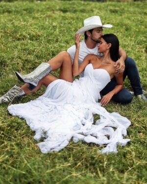 Jakelyne Oliveira Instagram - Contando os dias para o nosso “SIM”! Que Deus continue nos abençoando hoje, amanhã e para sempre 👰🏽‍♀️ ♥️🤵🏻

Vestidos: @sorimodafesta 
Fotos: @mayckonsantosoficial 
Joais: @theofficialpandora

#MalynevaiCasar #CasamentoMalyne