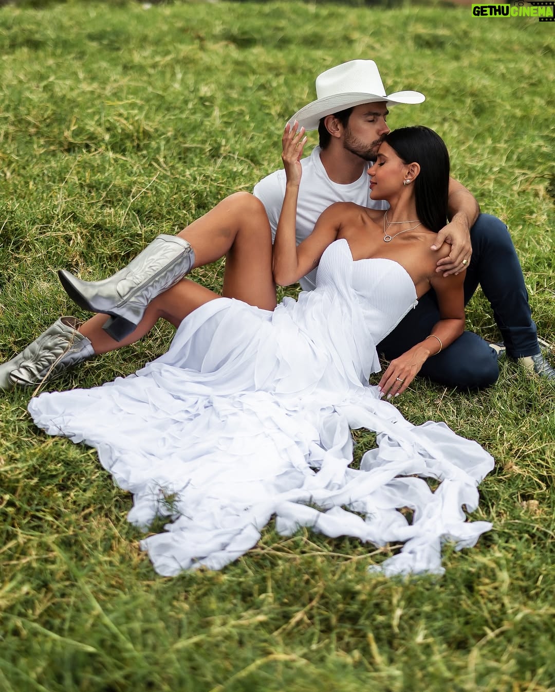 Jakelyne Oliveira - 316.8K Likes - Contando os dias para o nosso “SIM”! Que Deus continue nos abençoando hoje, amanhã e para sempre 👰🏽♀️ ♥️🤵🏻
Vestidos: @sorimodafesta
Fotos: @mayckonsantosoficial
Joais: @theofficialpandora
#MalynevaiCasar #CasamentoMalyne
