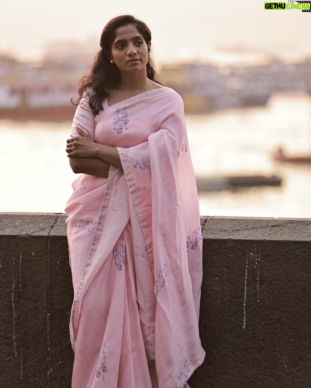 Jamie Lever - 61.7K Likes - मिलने कि उम्मीद तो नही है तुमसे
लेकिन
कैसे कहदू कि इंतज़ार नही है
Concept & Photography @amitkhannaphotography HMU @makeupbyanshu Styling team @stylingbyvictor @styleby_antara @sohail__mughal___ @janvijain123 Asst photographer @kapil_parmar0751