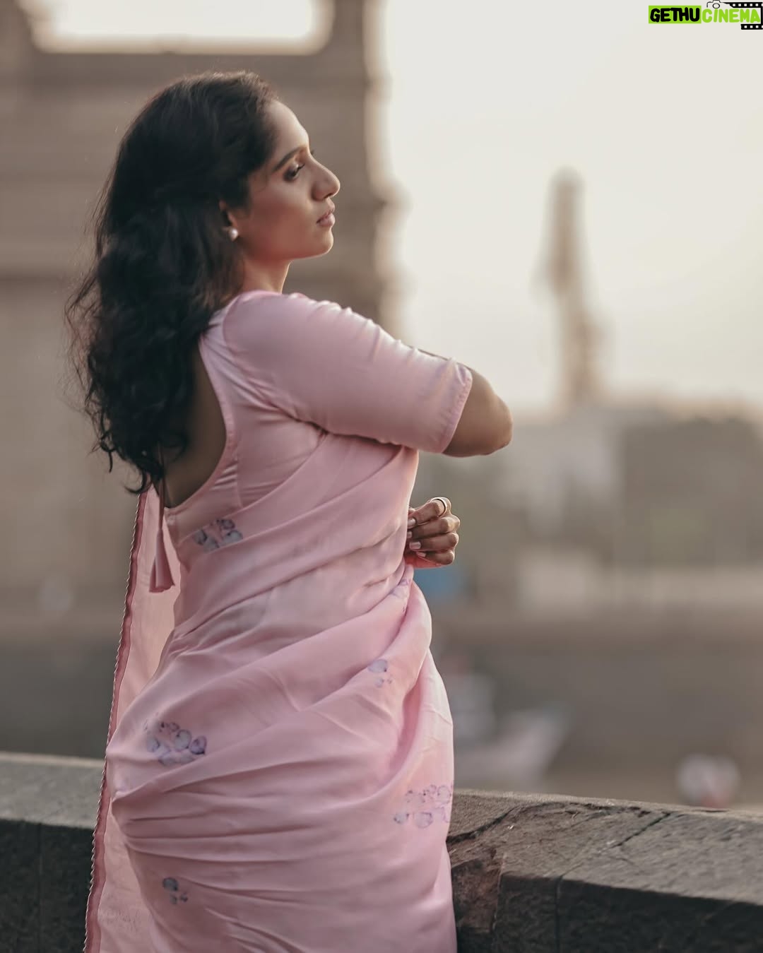 Jamie Lever - 61.7K Likes - मिलने कि उम्मीद तो नही है तुमसे
लेकिन
कैसे कहदू कि इंतज़ार नही है
Concept & Photography @amitkhannaphotography HMU @makeupbyanshu Styling team @stylingbyvictor @styleby_antara @sohail__mughal___ @janvijain123 Asst photographer @kapil_parmar0751
