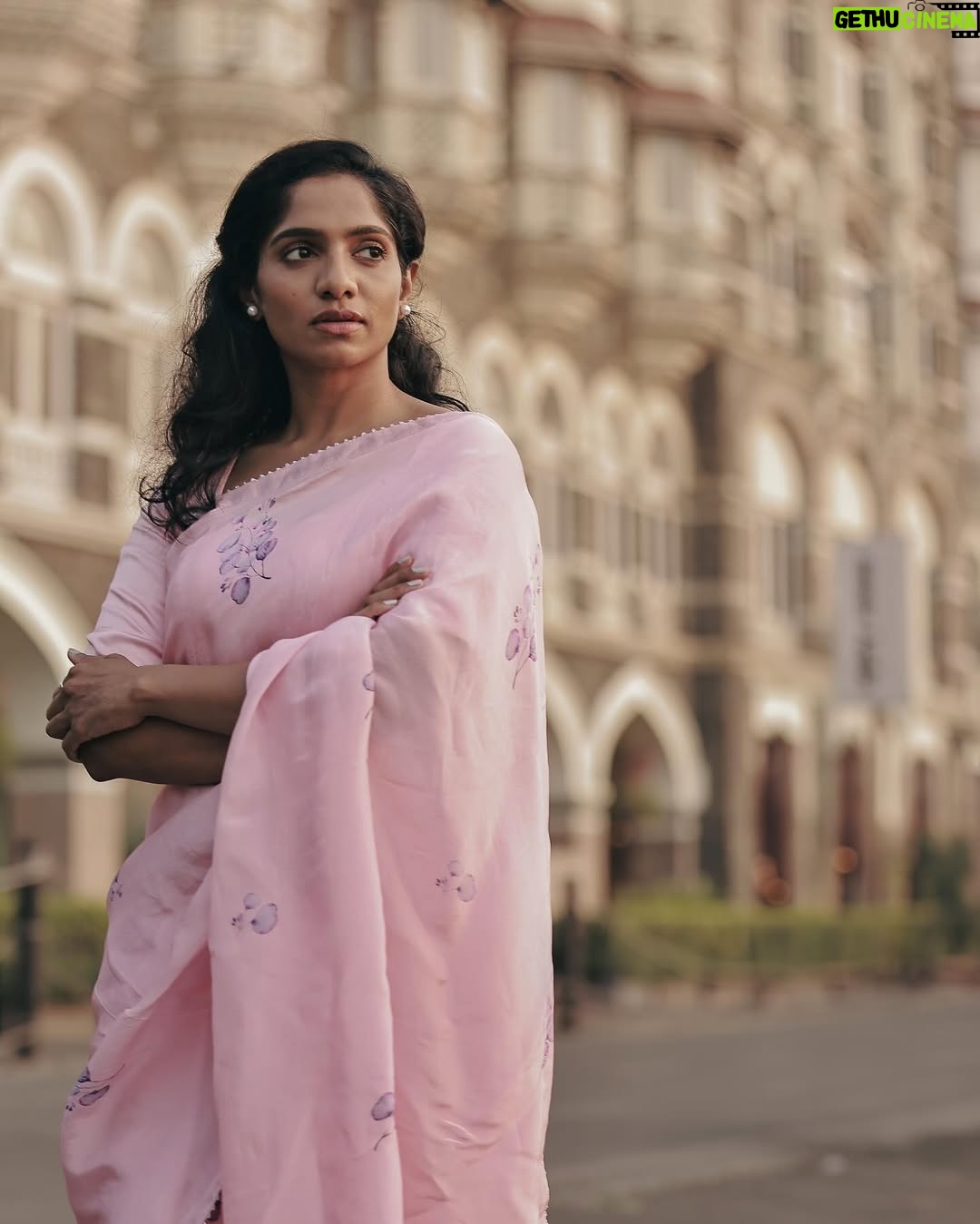 Jamie Lever - 61.7K Likes - मिलने कि उम्मीद तो नही है तुमसे
लेकिन
कैसे कहदू कि इंतज़ार नही है
Concept & Photography @amitkhannaphotography HMU @makeupbyanshu Styling team @stylingbyvictor @styleby_antara @sohail__mughal___ @janvijain123 Asst photographer @kapil_parmar0751