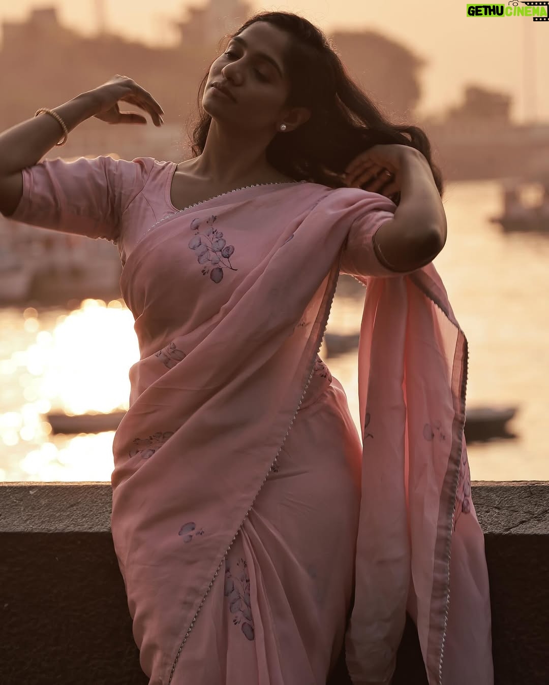 Jamie Lever - 61.7K Likes - मिलने कि उम्मीद तो नही है तुमसे
लेकिन
कैसे कहदू कि इंतज़ार नही है
Concept & Photography @amitkhannaphotography HMU @makeupbyanshu Styling team @stylingbyvictor @styleby_antara @sohail__mughal___ @janvijain123 Asst photographer @kapil_parmar0751