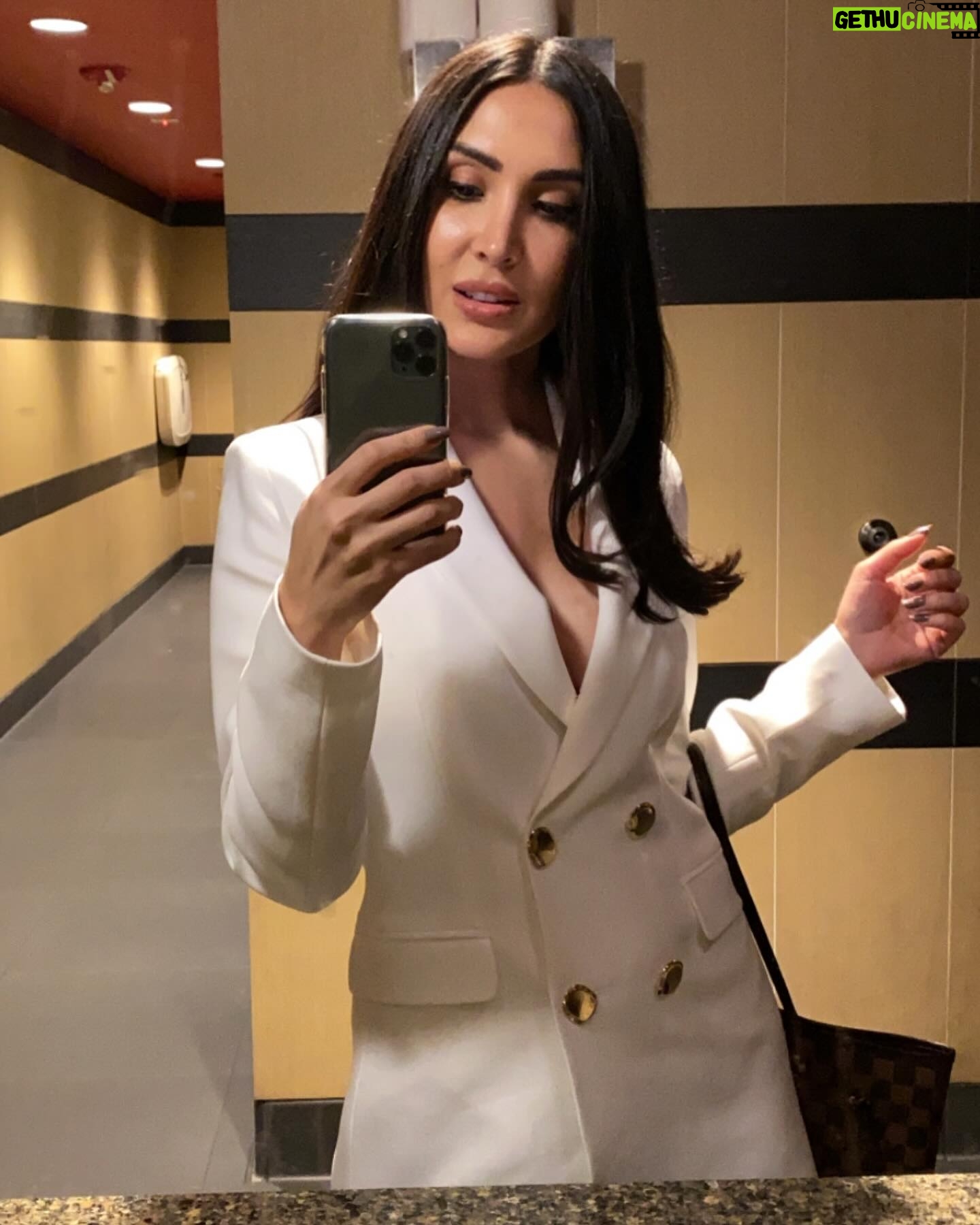 Jandae Percem - 3 Likes - I think mirror selfies are back