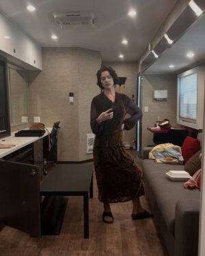 Janet Montgomery Instagram - In celebration of last nights episode here are a few more behind the scenes from my time on 1923. Hope you are all enjoying the show! Only one more episode to go. SPOILERS! If you haven’t seen last nights episode DO NOT scroll through these pics. Streaming now on @paramountplus @1923official