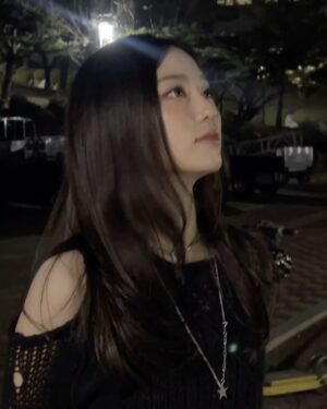 Jang Ye-eun Instagram - 🖤✨