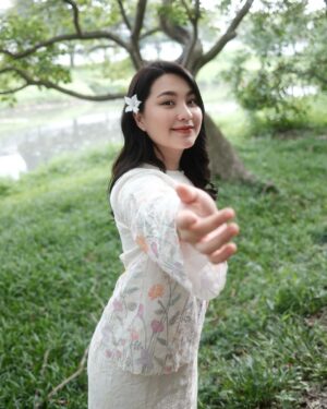 Janna Nick Instagram - Di pagi syawal cahaya berseri,
Tersenyum mentari memancar damai,
Andai khilaf mengguris di hati,
Mohon dimaafkan sepenuh nurani.

Selamat Hari Raya Aidilfitri! Maaf Zahir dan Batin.