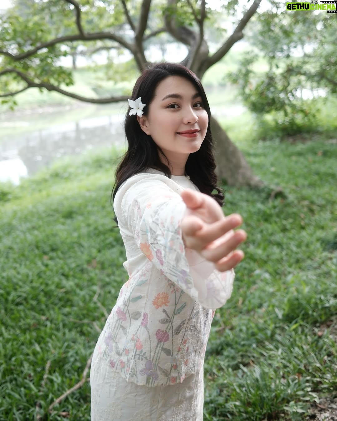 Janna Nick - 75.5K Likes - Di pagi syawal cahaya berseri,
Tersenyum mentari memancar damai,
Andai khilaf mengguris di hati,
Mohon dimaafkan sepenuh nurani.
Selamat Hari Raya Aidilfitri! Maaf Zahir dan Batin.