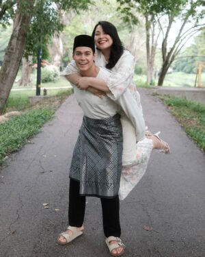 Janna Nick Instagram - Di pagi syawal cahaya berseri,
Tersenyum mentari memancar damai,
Andai khilaf mengguris di hati,
Mohon dimaafkan sepenuh nurani.

Selamat Hari Raya Aidilfitri! Maaf Zahir dan Batin.