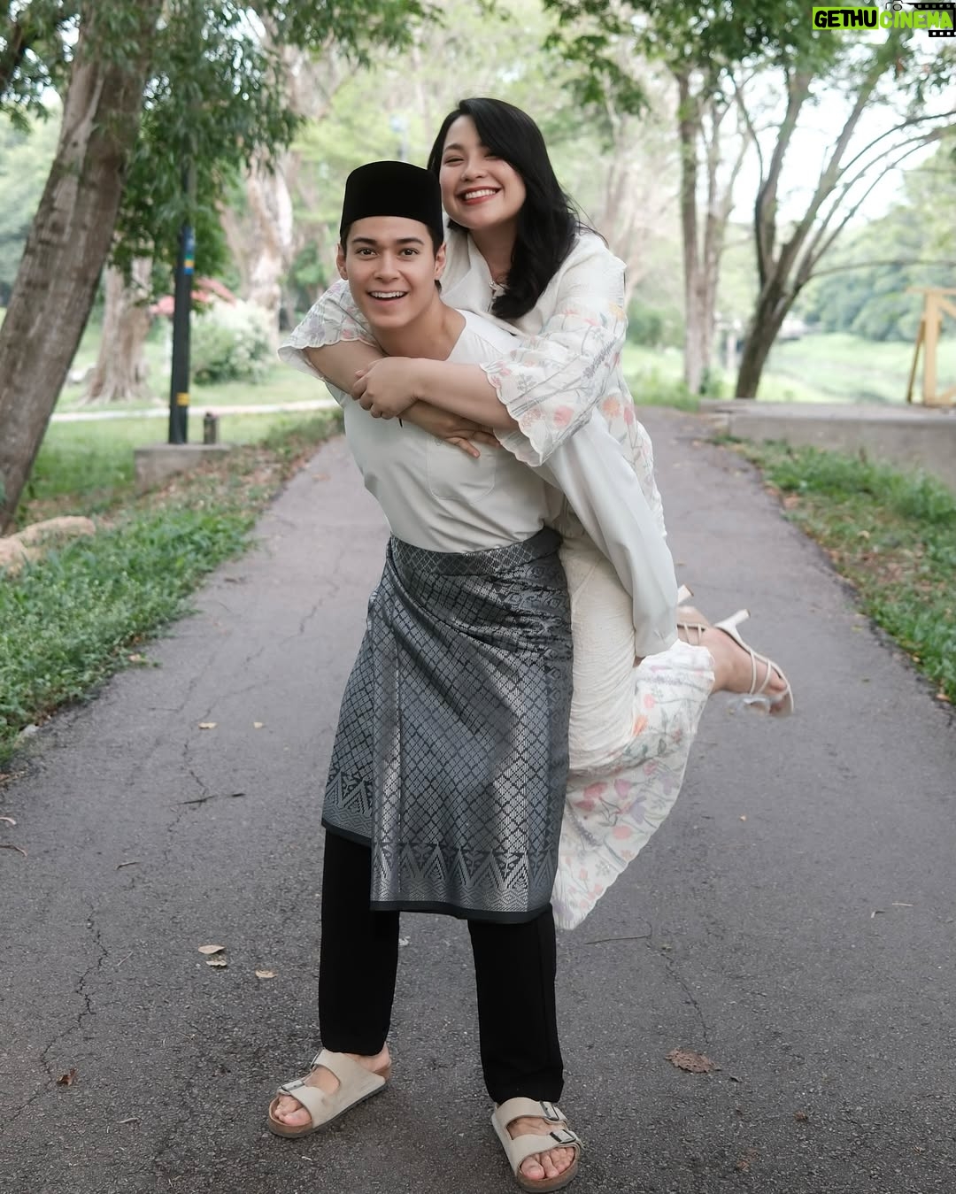 Janna Nick - 75.5K Likes - Di pagi syawal cahaya berseri,
Tersenyum mentari memancar damai,
Andai khilaf mengguris di hati,
Mohon dimaafkan sepenuh nurani.
Selamat Hari Raya Aidilfitri! Maaf Zahir dan Batin.