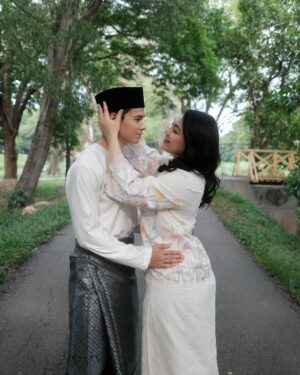 Janna Nick Instagram - Di pagi syawal cahaya berseri,
Tersenyum mentari memancar damai,
Andai khilaf mengguris di hati,
Mohon dimaafkan sepenuh nurani.

Selamat Hari Raya Aidilfitri! Maaf Zahir dan Batin.