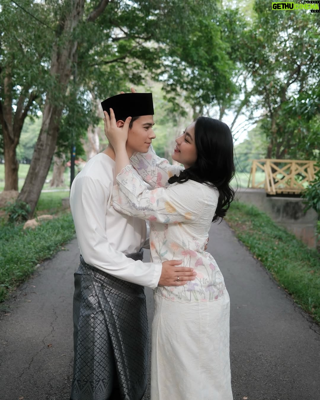 Janna Nick - 75.5K Likes - Di pagi syawal cahaya berseri,
Tersenyum mentari memancar damai,
Andai khilaf mengguris di hati,
Mohon dimaafkan sepenuh nurani.
Selamat Hari Raya Aidilfitri! Maaf Zahir dan Batin.