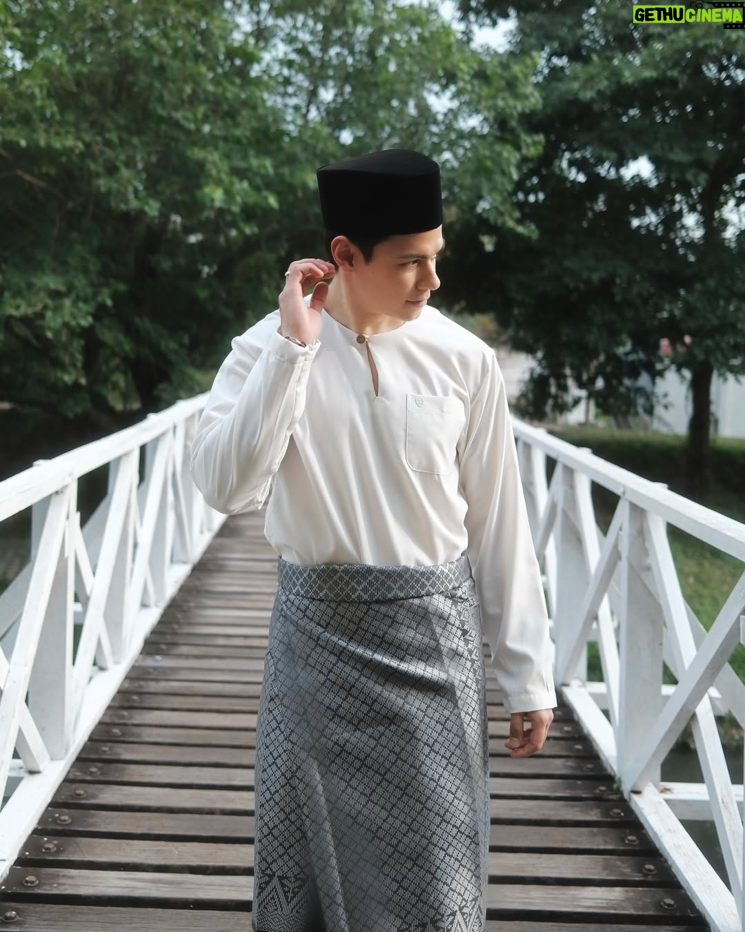 Janna Nick - 75.5K Likes - Di pagi syawal cahaya berseri,
Tersenyum mentari memancar damai,
Andai khilaf mengguris di hati,
Mohon dimaafkan sepenuh nurani.
Selamat Hari Raya Aidilfitri! Maaf Zahir dan Batin.