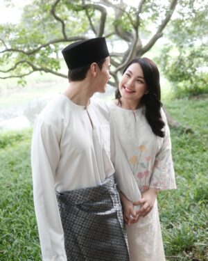 Janna Nick Instagram - Di pagi syawal cahaya berseri,
Tersenyum mentari memancar damai,
Andai khilaf mengguris di hati,
Mohon dimaafkan sepenuh nurani.

Selamat Hari Raya Aidilfitri! Maaf Zahir dan Batin.
