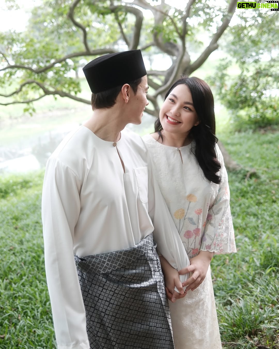 Janna Nick - 75.5K Likes - Di pagi syawal cahaya berseri,
Tersenyum mentari memancar damai,
Andai khilaf mengguris di hati,
Mohon dimaafkan sepenuh nurani.
Selamat Hari Raya Aidilfitri! Maaf Zahir dan Batin.