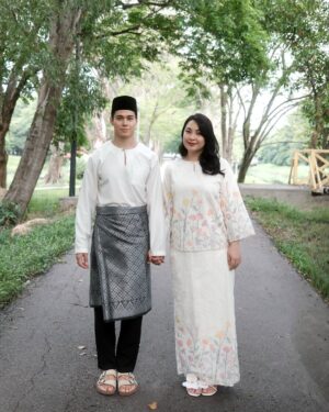 Janna Nick Instagram - Di pagi syawal cahaya berseri,
Tersenyum mentari memancar damai,
Andai khilaf mengguris di hati,
Mohon dimaafkan sepenuh nurani.

Selamat Hari Raya Aidilfitri! Maaf Zahir dan Batin.
