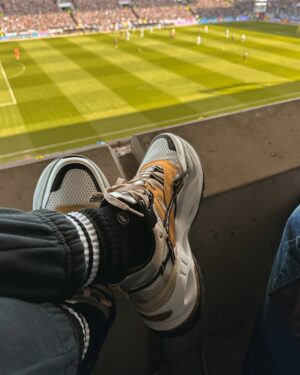 Jasmin Wagner Instagram - Ein Sonntag wie ich ihn liebe, zu Gast im Stadion mit @edeka 
💛 an 💛 mit St. Pauli und passend sportlich gekleidet in @fableticseu 

Wie verbringt ihr diesen wunderschönen Sonntag? 🧘🏼‍♀️☕️🌸

ANZEIGE wegen Nennung | #herzanherzmitedeka #stpauli #stadionsonntag #sundaystroll #sunday #weekend #sporty #fabletics