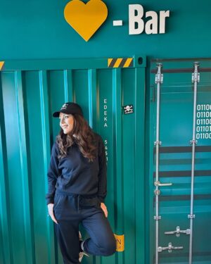 Jasmin Wagner Instagram - Ein Sonntag wie ich ihn liebe, zu Gast im Stadion mit @edeka 
💛 an 💛 mit St. Pauli und passend sportlich gekleidet in @fableticseu 

Wie verbringt ihr diesen wunderschönen Sonntag? 🧘🏼‍♀️☕️🌸

ANZEIGE wegen Nennung | #herzanherzmitedeka #stpauli #stadionsonntag #sundaystroll #sunday #weekend #sporty #fabletics