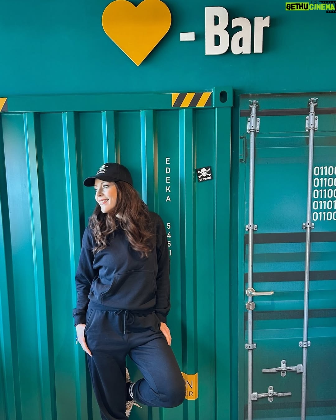 Jasmin Wagner - 3.5K Likes - Ein Sonntag wie ich ihn liebe, zu Gast im Stadion mit @edeka
💛 an 💛 mit St. Pauli und passend sportlich gekleidet in @fableticseu
Wie verbringt ihr diesen wunderschönen Sonntag? 🧘🏼♀️☕️🌸
ANZEIGE wegen Nennung | #herzanherzmitedeka #stpauli #stadionsonntag #sundaystroll #sunday #weekend #sporty #fabletics