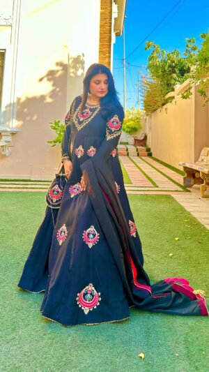 Javeria Saud Instagram - #javeriasaud #dresscourtesy @peraanofficial #stylist @stylistchand_official #black