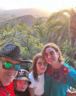 Javiera Contador Instagram - Hoy celebro el nacimiento de Don @diegohrougier ❤️❤️❤️ 👏🏼👏🏼👏🏼
Mi mejor compañero de vida, de crianza, de viajes, de aventuras y desventuras, de tristezas y alegrías. 
Hemos pasado tantas y estamos listos para recibir las que vengan!! 🫶🌟🫶
Al lado tuyo el mundo siempre es mejor. Vamos a por mas!! 🚀🎇
Te amo cumpleañero! ❤️
Felicidad para ti hoy siempre.