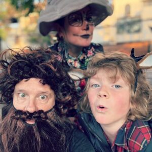 Javiera Contador Instagram - Halloween 2024!!
Me van a disculpar pero encuentro que el disfraz de la criatura me quedó iguolsss. 💅
Theo de Gus de Sweet Tooth
Mila de conejo de Alicia en el Pais de las Maravillas 
Diego de pásame algo rápido 
Javi de se me perdió la mascara que quería usar y tuve que improvisar.
#Jalouins #Family #SobredosisDeAzucar