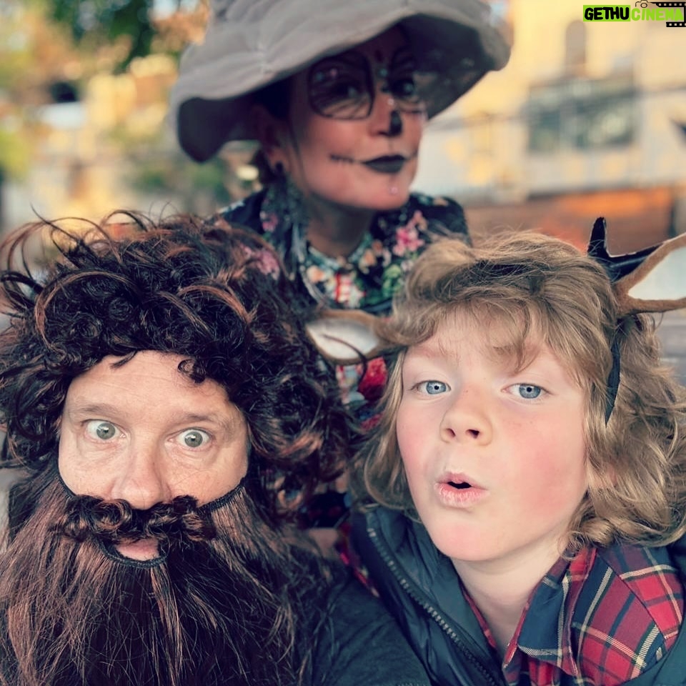 Javiera Contador - 35.3K Likes - Halloween 2024!!
Me van a disculpar pero encuentro que el disfraz de la criatura me quedó iguolsss. š
Theo de Gus de Sweet Tooth
Mila de conejo de Alicia en el Pais de las Maravillas
Diego de pƔsame algo rƔpido
Javi de se me perdió la mascara que querĆa usar y tuve que improvisar.
#Jalouins #Family #SobredosisDeAzucar