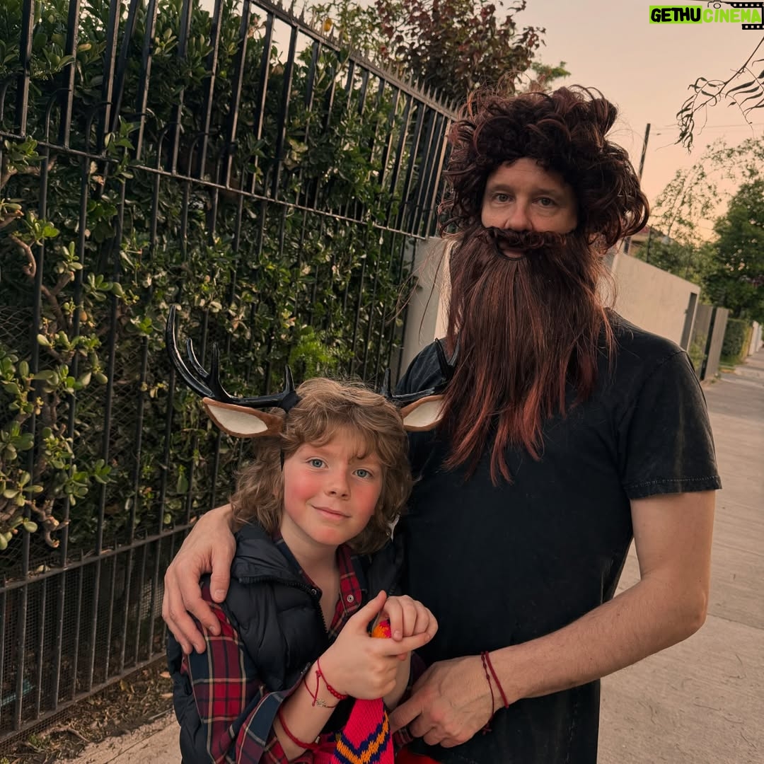 Javiera Contador - 35.3K Likes - Halloween 2024!!
Me van a disculpar pero encuentro que el disfraz de la criatura me quedó iguolsss. š
Theo de Gus de Sweet Tooth
Mila de conejo de Alicia en el Pais de las Maravillas
Diego de pƔsame algo rƔpido
Javi de se me perdió la mascara que querĆa usar y tuve que improvisar.
#Jalouins #Family #SobredosisDeAzucar