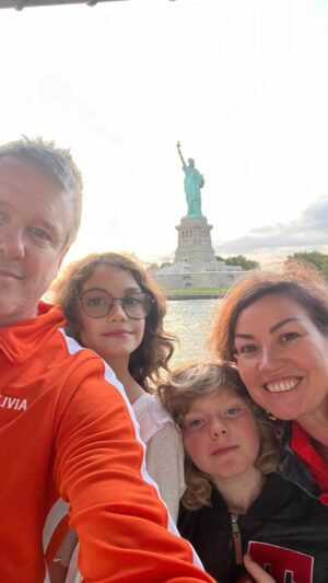 Javiera Contador Instagram - Nueva York con la family ❤️❤️
Allá muy gringolandia será, pero igual no mas me robaron el celular. Así que perdón si me han escrito y no ha habido respuesta.🙏🏼
Ya recuperé todo (de nuevo 🙄) y vuelvo por aquí. Se les quiere!!