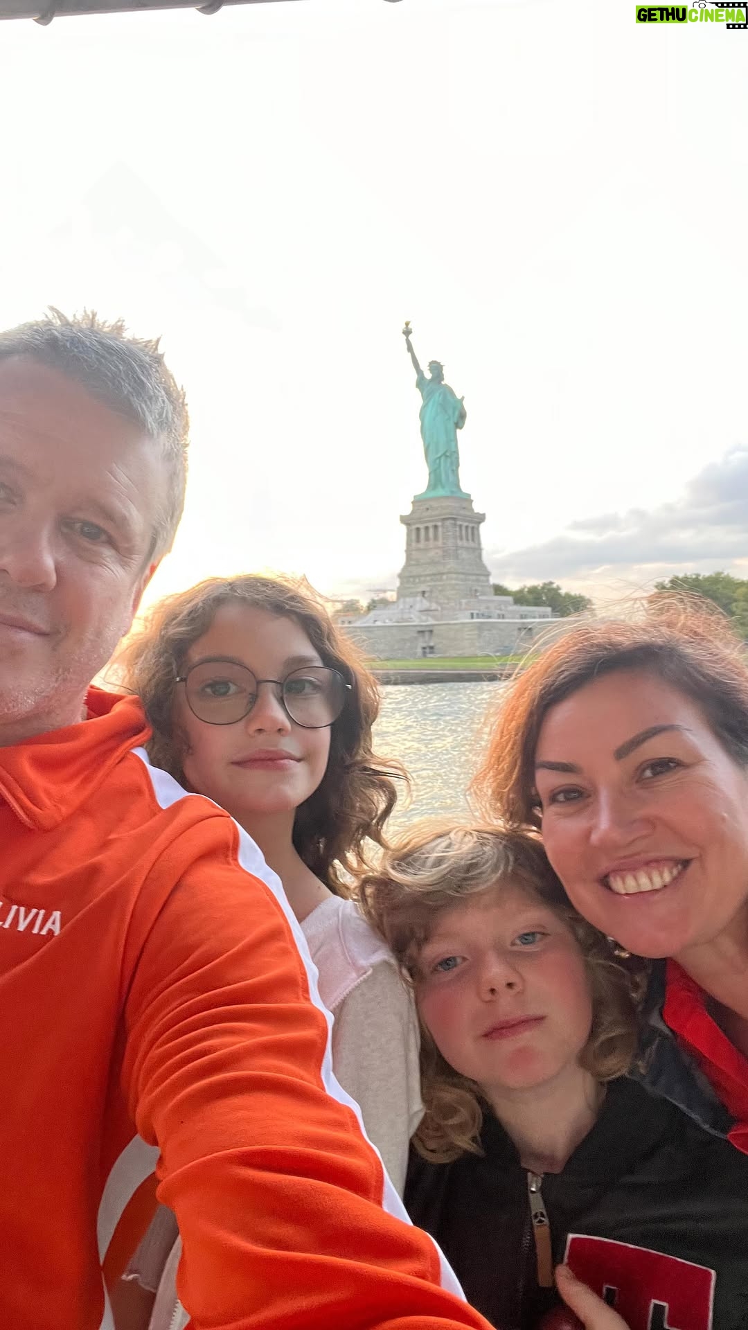 Javiera Contador - 18.2K Likes - Nueva York con la family ❤️❤️
Allá muy gringolandia será, pero igual no mas me robaron el celular. Así que perdón si me han escrito y no ha habido respuesta.🙏🏼
Ya recuperé todo (de nuevo 🙄) y vuelvo por aquí. Se les quiere!!