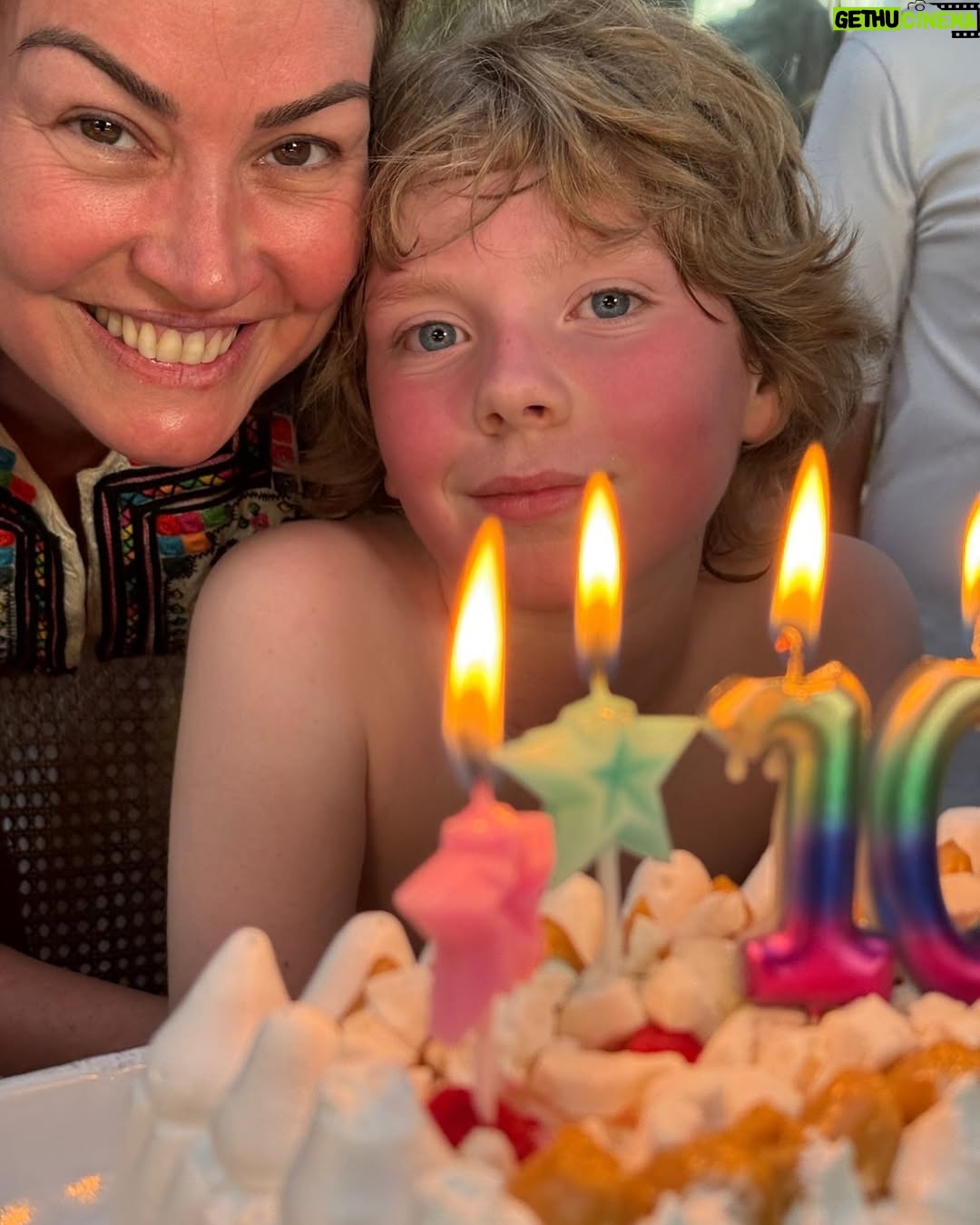 Javiera Contador - 31.6K Likes - El 6 de Febrero nació Don Theo
El niƱo aventurero.
Para viajar un super compaƱero.
Entre esos rulos aparecen 1000 historias
Sensible, impaciente y con buena memoria.
Goloso, bueno pa dormir y malo pa despertar
Siempre tiene algo nuevo por conquistar.
El mas chico de la familia.
El que a un peluche siempre auxilia.
TodavĆa agarradito de la mano
Celebramos tus primero 10 aƱos!!
Larga y feliz vida rusio hermoso!! ā¤ļøā¤ļøā¤ļø
Te amo.