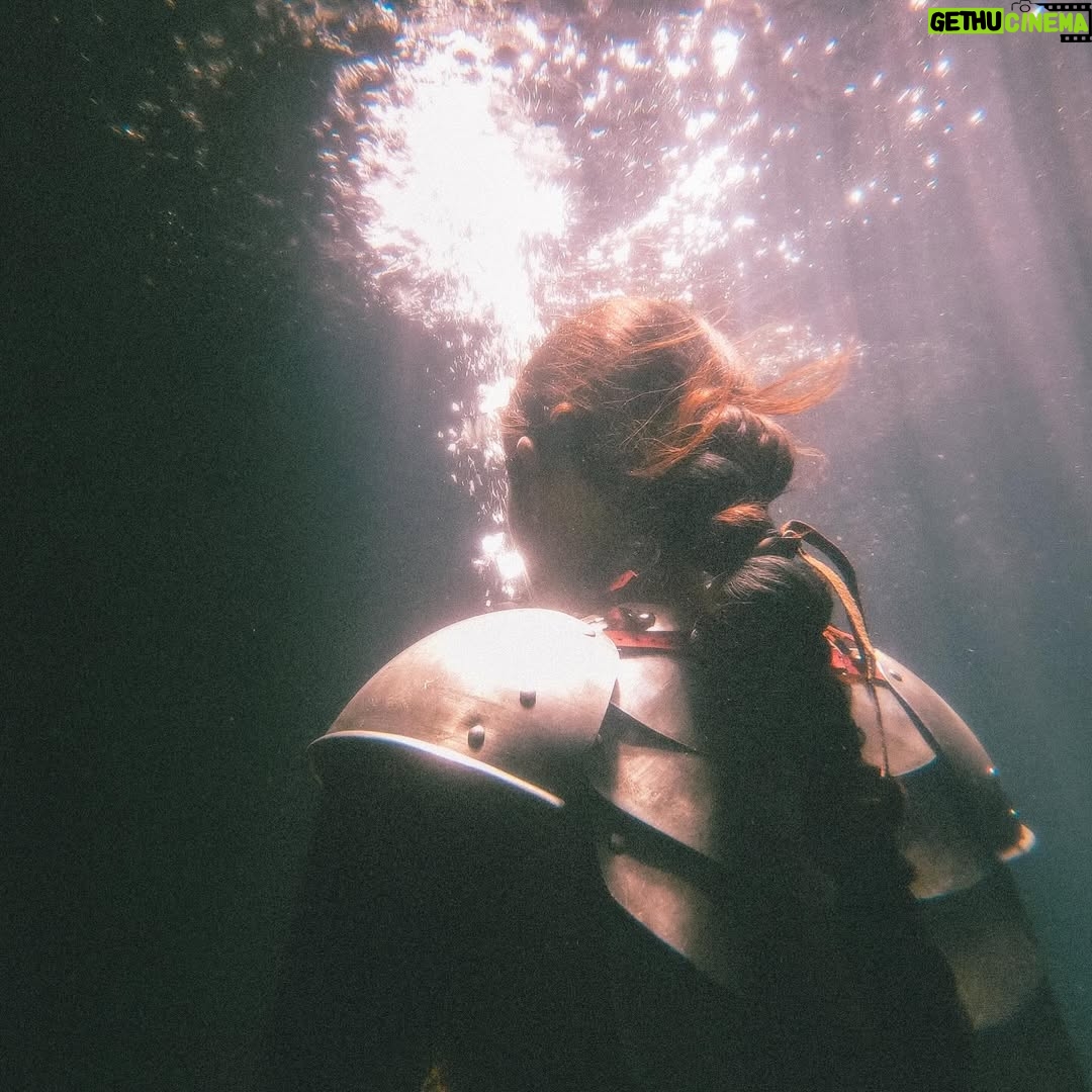Javiera Mena - 12.6K Likes - En el mar de coral descender y nadar. Se viene mi séptimo disco en muy poco tiempo, esta vez desde las profundidades.
Les quería preguntar ¿Qué sintieron con Mar de Coral? ¿Qué les pareció el video? ¿Lo vieron?
Con amor
Javiera 🌊⋆。𖦹 °.🐚⋆❀˖°🫧
𓇼 ⋆.˚ 𓆉 𓆝 𓆡⋆.˚ 𓇼 ⋆ ݁𖥔🫧𓆝 𓆡⋆.˚ 𖦹 🐚
⋆.˚ 𓆉 𓆝 𓆡⋆.˚ 𓇼
𓇼 ⋆ ݁𖥔🫧𓆝 𓆡⋆.˚ 𖦹 🐚