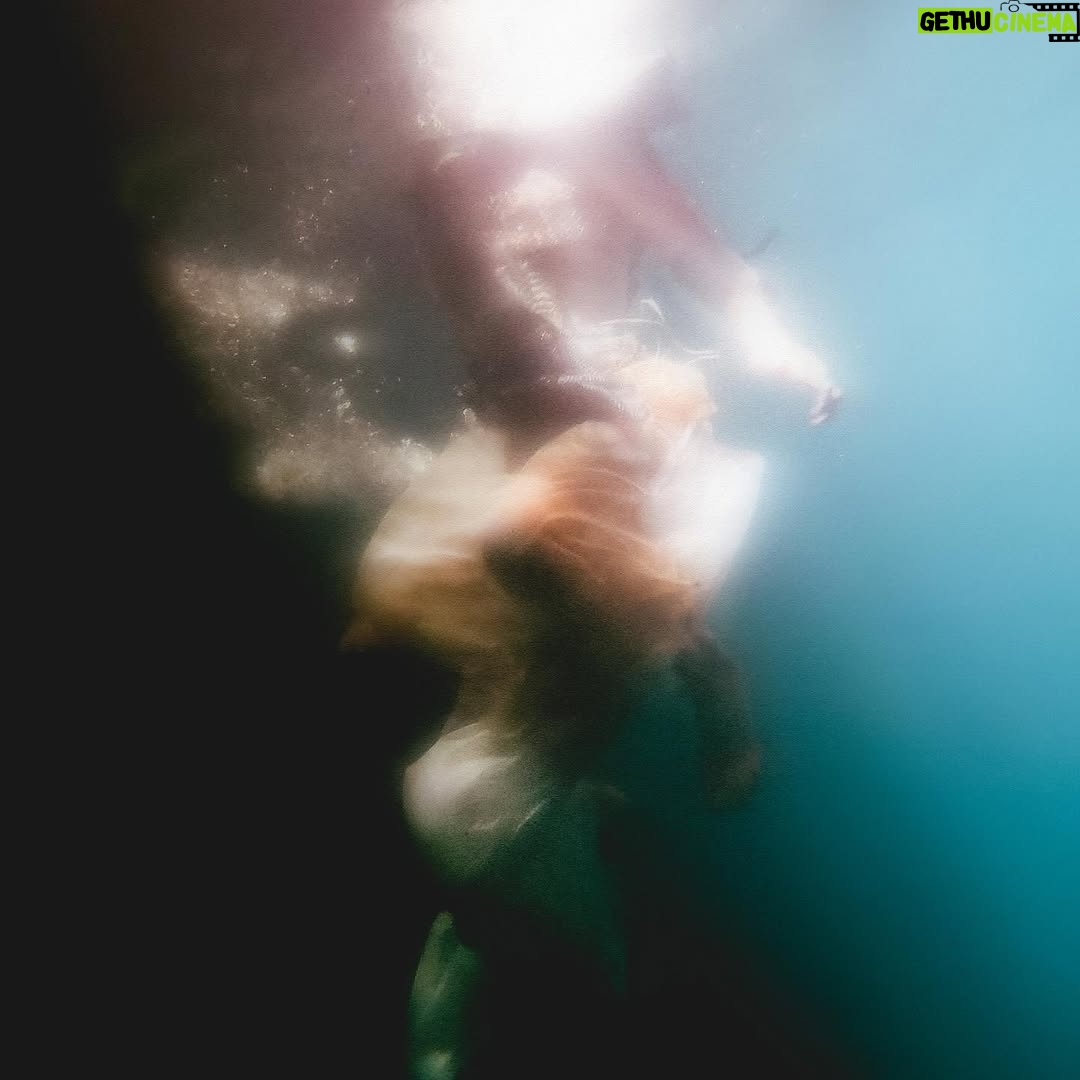 Javiera Mena - 12.6K Likes - En el mar de coral descender y nadar. Se viene mi séptimo disco en muy poco tiempo, esta vez desde las profundidades.
Les quería preguntar ¿Qué sintieron con Mar de Coral? ¿Qué les pareció el video? ¿Lo vieron?
Con amor
Javiera 🌊⋆。𖦹 °.🐚⋆❀˖°🫧
𓇼 ⋆.˚ 𓆉 𓆝 𓆡⋆.˚ 𓇼 ⋆ ݁𖥔🫧𓆝 𓆡⋆.˚ 𖦹 🐚
⋆.˚ 𓆉 𓆝 𓆡⋆.˚ 𓇼
𓇼 ⋆ ݁𖥔🫧𓆝 𓆡⋆.˚ 𖦹 🐚