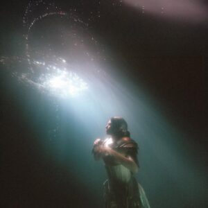 Javiera Mena Instagram - En el mar de coral descender y nadar. Se viene mi séptimo disco en muy poco tiempo, esta vez desde las profundidades. 
  Les quería preguntar ¿Qué sintieron con Mar de Coral? ¿Qué les pareció el video? ¿Lo vieron?

  Con amor
  Javiera 🌊⋆｡𖦹 °.🐚⋆❀˖°🫧
𓇼 ⋆.˚ 𓆉 𓆝 𓆡⋆.˚ 𓇼 ⋆ ݁𖥔🫧𓆝 𓆡⋆.˚ 𖦹 🐚

 
⋆.˚ 𓆉 𓆝 𓆡⋆.˚ 𓇼

𓇼 ⋆ ݁𖥔🫧𓆝 𓆡⋆.˚ 𖦹 🐚