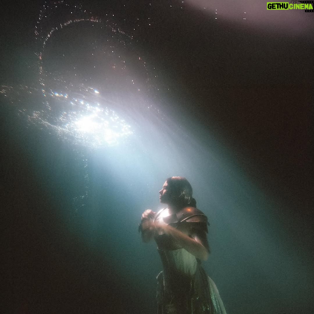 Javiera Mena - 12.6K Likes - En el mar de coral descender y nadar. Se viene mi séptimo disco en muy poco tiempo, esta vez desde las profundidades.
Les quería preguntar ¿Qué sintieron con Mar de Coral? ¿Qué les pareció el video? ¿Lo vieron?
Con amor
Javiera 🌊⋆。𖦹 °.🐚⋆❀˖°🫧
𓇼 ⋆.˚ 𓆉 𓆝 𓆡⋆.˚ 𓇼 ⋆ ݁𖥔🫧𓆝 𓆡⋆.˚ 𖦹 🐚
⋆.˚ 𓆉 𓆝 𓆡⋆.˚ 𓇼
𓇼 ⋆ ݁𖥔🫧𓆝 𓆡⋆.˚ 𖦹 🐚