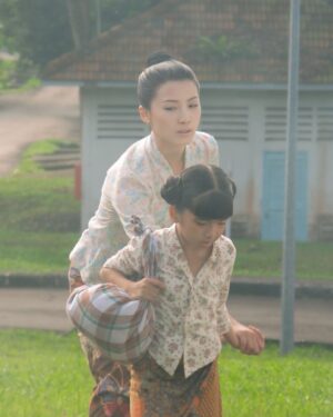 Jeanette Aw Instagram - 菊香，小月娘，月娘同框.
What a joy to have Belle play my daughter and the younger version of me. She’s truly my favorite child actor to work with! 17 years flew by and just look at how she’s grown 🥹

Full video drops 6pm on YouTube #JAunscripted
