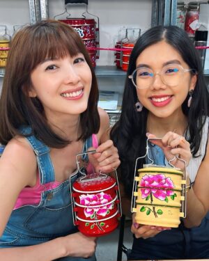 Jeanette Aw Instagram - 菊香，小月娘，月娘同框.
What a joy to have Belle play my daughter and the younger version of me. She’s truly my favorite child actor to work with! 17 years flew by and just look at how she’s grown 🥹

Full video drops 6pm on YouTube #JAunscripted